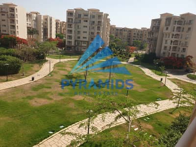 شقة للبيع كاش في مدينتي – B1  فرصة مميزة لامتلاك شقة واسعة في واحدة من أفضل مراحل مدينتي، تتميز بإطلالة مفتوحة على وايد جاردن وموقع هادئ مناسب للسكن ا