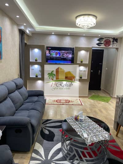 للإيجار المفروش بالرحاب 2، دور ثالث، 3 غرف و2 حمام، تشطيب خاص، مكيفة بالكامل، أول سكن، فيو مفتوح مميز، موقع رائع خطوات من بوابة 20.