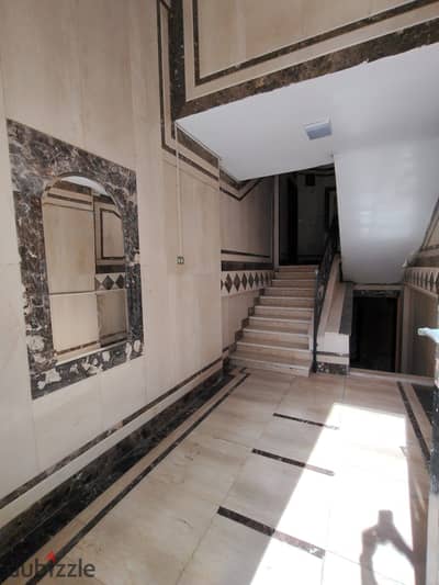 An opportunity that won't be repeated in Sheikh Zayed    Apartment for sale in the ninth district – Sheikh Zayed  A distinctive and quiet location   Area: 220 meters  Floor: First balcony