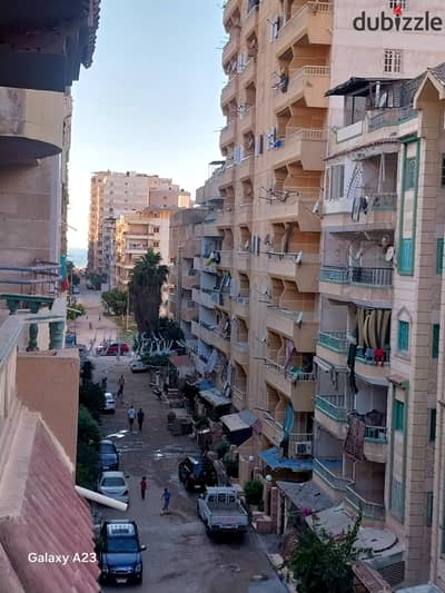 شقه خطوات من البحر للبيع في اسكندرية شاطئ النخيل تشطيب الترا لوكس
