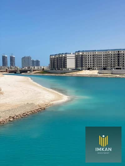 في الحي اللاتيني شقة للبيع متشطبة بالكامل بالتقسيط علي 10 سنين في العلمين بالساحل الشمالي امام البحر مباشرة