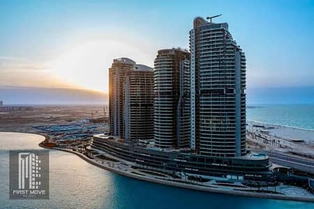 بأطلالة مباشرة للبحر وقريبة من اهم الخدمات والمناطق الترفيهيه والممشي السياحي شقة للبيع بأميز لوكيشن في مدينة العلمين الجديدة بأبراج العلمين Alamien