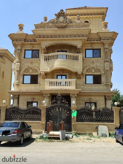 فيلا للبيع بسعر ممتاز. . الفيلا عبارة عن بدروم يطل مباشرة على الحديقة بالكامل، بالإضافة إلى دور أرضي وأول وثاني وروف، مع إمكانية زيادة دور آخر مكان الروف.  التفاصيل:  بدروم بالحديقة  شقة دور أرضي  شقة دور أول  شقة دور ثاني  روف مبني بنسبة 25% ومتشطب، مع إمك