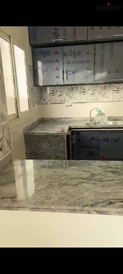 للبيع شقه  ١٤٠ م دور ارضي بجوار كمبوند شرطه وبالقرب من داون تاون ومول مصر