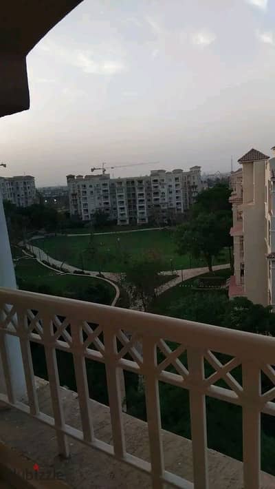 Apartment for rent legally in Madinaty with kitchen and air conditioning, wide garden view, area 135 meters in B1 next to services directly and steps from the open-air mall, not damaged at all, key available for viewings at any time.