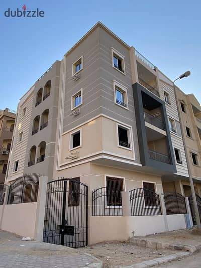 شقة 120m بجوار الجامعة الامريكية والفيوتشر بالمطبخ والغاز والستائر