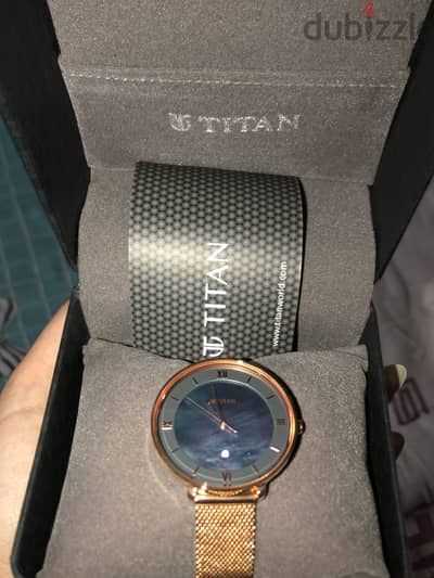 ساعة Titan كلاسيك أوريجينال باللون الروز جولد المميز