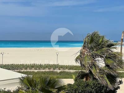 شاليه صف أول على اللاجون بأقل سعر في رأس الحكمة، 3 غرف نوم كامل التشطيب بالتكييفات و خزائن المطبخ، بالتقسيط على 10 سنوات