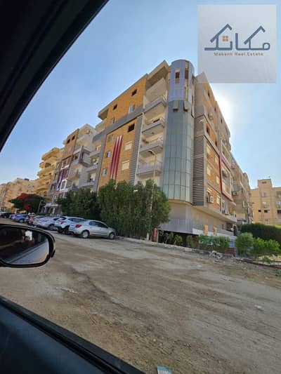 استوديو للبيع مكون من غرفه وريسبشن ارضي منخفض مدخل خاص الهضبه الوسطي المقطم