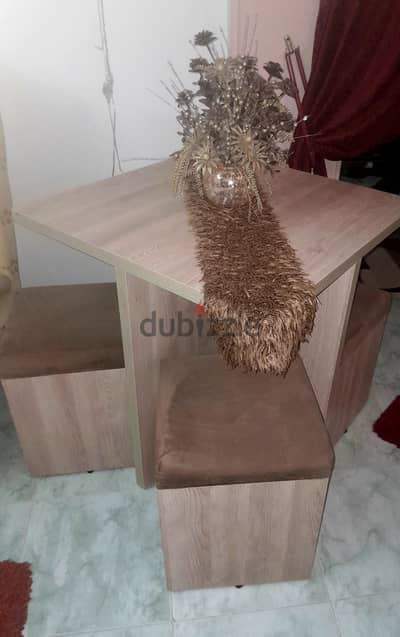 طربيزه بأربع بفات خشب زان بحاله جيده جدااا