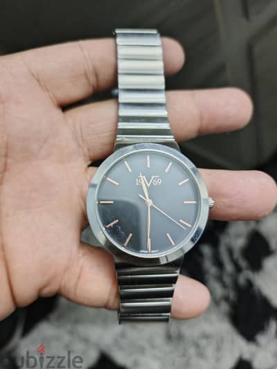 ساعه سعوديه  اصليه 9v9 ساعه جيده جدا واستعمال زيرو