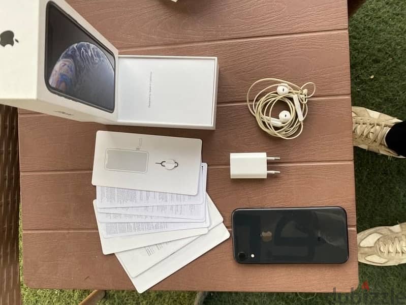 Apple - iPhone XR 7