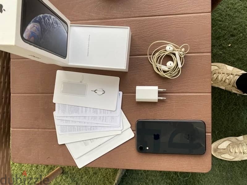 Apple - iPhone XR 9