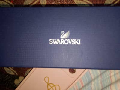عقد من Swarovski