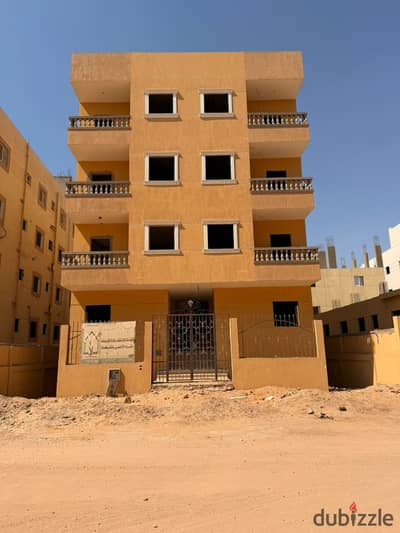 نصف عمارة بالكامل بدروم ارضي 3 متكرر وغرف سطح بالحي المتميز