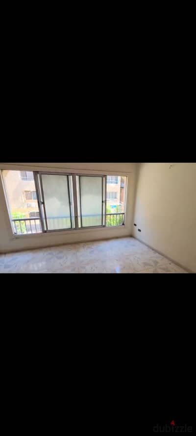 شقة ايجار قانون جديد في حي السفارات عمارات الفتح ثلاث غرف نوم واثنين حمام ومطبخ وريسبشن عداد كهرباء عداد غاز طبيعي دور اول سلم بدون اسانسير