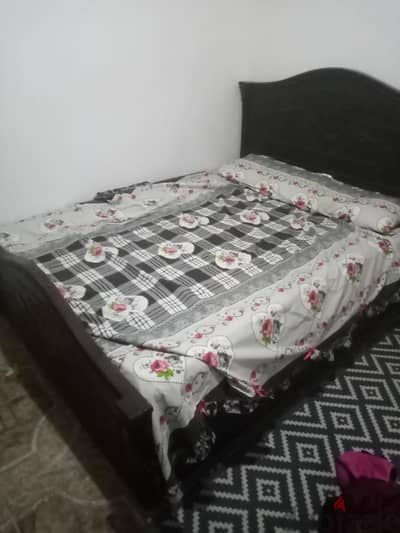 غرفة نوم سرير ودولاب بالمرتبة