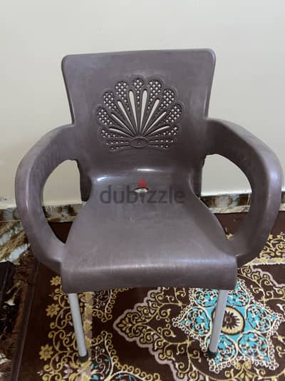 كرسي بلاستيك بأرجل معدنية