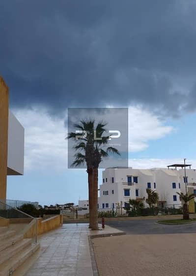 شاليه علوي مفروش بالكامل للبيع في سيشيل الساحل الشمالي مع رووف مفتوح  Seashell North Coast