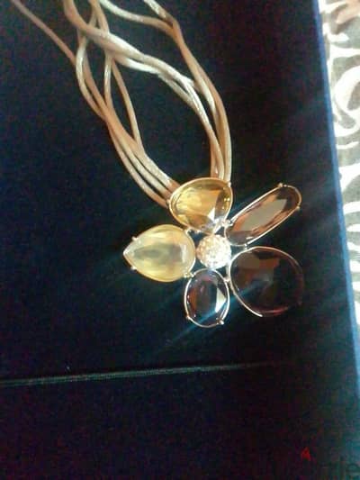 عقد من Swarovski