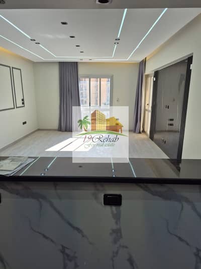 للبيع بالرحاب 2، خطوات من مول أفينيو، 99م، غرفتان، حمامان بتشطيبات وتعديلات فاخرة، مطبخ كامل، جاهزة للسكن، موقع مميز جدًا.