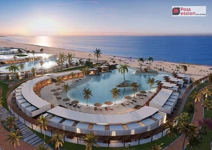 شالية علي البحر للبيع full sea view في أرقي قري الساحل الشمالي في قلب رأس الحكمة بالقرب من ماونتن فيو الساحل الشمالي