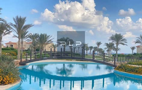شاليه علوي مفروش بالكامل  بفيو بانورامي على البحر وحمامات السباحة للبيع في لا فيستا باي الساحل الشمالي  La Vista Bay North Coast