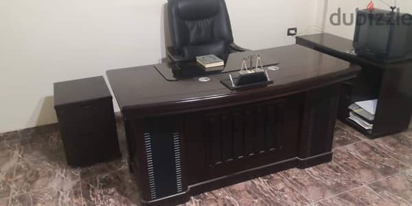 مكنب ووحده ادراج وحفط َمستندات وكرسي بحاله ممتازة