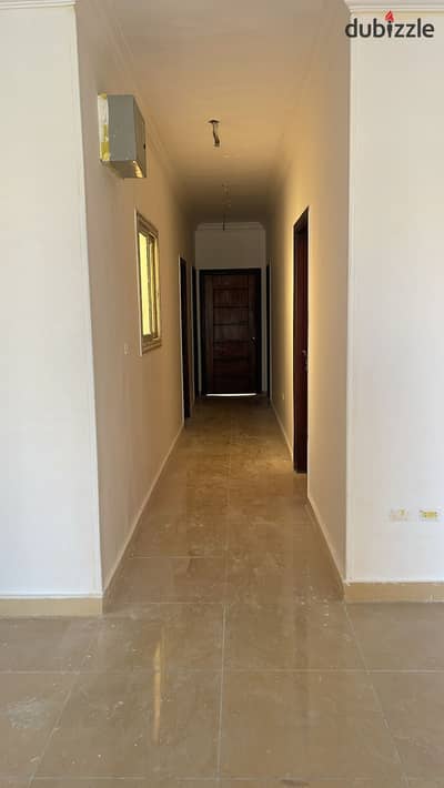فرصة استثنائية لامتلاك شقة روف مميزة داخل كمبوند وصال فيوز بمدينة الشروق، بمساحة 230 متر وتصنيف من أفضل وحدات المشروع بفضل موقعها المميز وإطلالتها الر