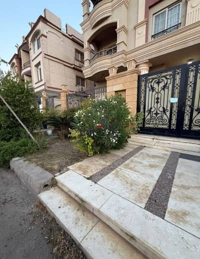 For sale in the prime location of Al Banafseg Villas, First Settlement, New Cairo: 320 sq m duplex with a garden view.