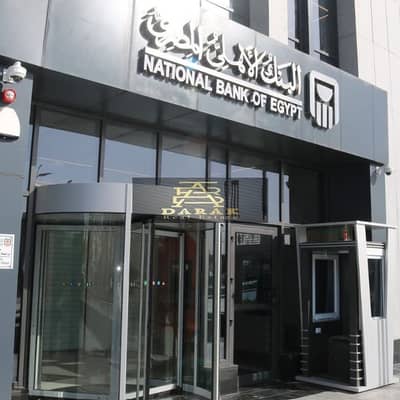 بنك للايجار بمدينتي الايست هب 202م واجهه علي الشارع الرئيسي بجوار البنك الاهلي المصري وبنك مصر