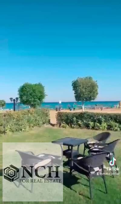 شاليه مفروش بحديقة للبيع في Heaven Beach | 150 متر | صف أول بحر