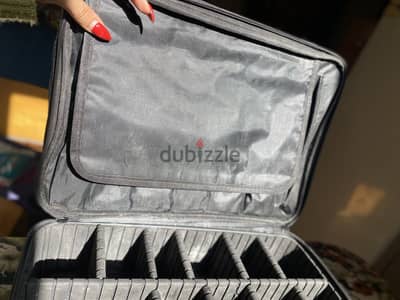 شنطة ميكب استعمال شهرين فقط ب ١١٠٠