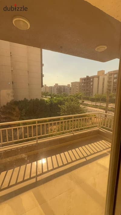 شقة للإيجار في كمبوند وصال ريزيدنس – مدينة الشروق  فرصة مميزة للسكن داخل أحد أفضل الكمبوندات في مدينة الشروق، بموقع متميز داخل الكمبوند مع إطلالة مفتو