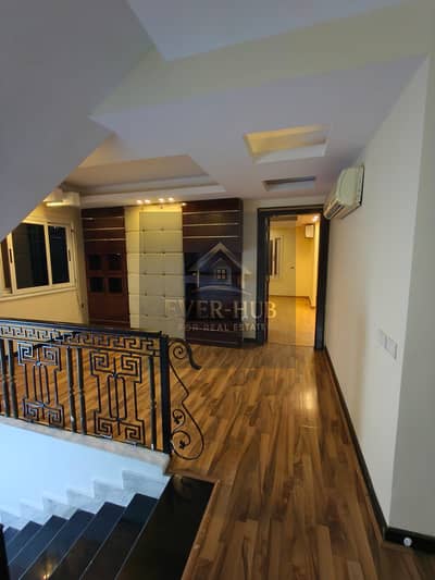 فيلا للايجار بالمطبخ و التكيفات كمبوند حدائق المهندسين  3 غرف نوم ماستر + غرفه سائق + غرفه نانى