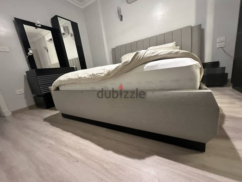 Bedroom (master) 2