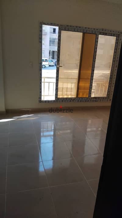 شقة للإيجار في كمبوند وصال ريزيدنس  فرصة مميزة للسكن داخل واحد من أفضل الكمبوندات المتكاملة بمدينة الشروق.   المساحة: 160 متر  دور أرضي بحديقة خاص