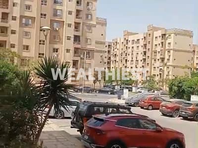 شقة للبيع كاش بحديقة خاصة وإطلالة مزدوجة في أميز مواقع مدينتي B6 مع استلام فوري وتشطيبات شركة طلعت مصطفى وحالة جيدة جدًا