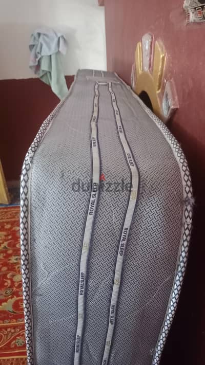 مرتبه مقاس 160 ارتفاع 30 سم. بحاله ممتازه جدا مرتبه مقاس 160 ارتفاع 30 سم. بحاله ممتازه جدا