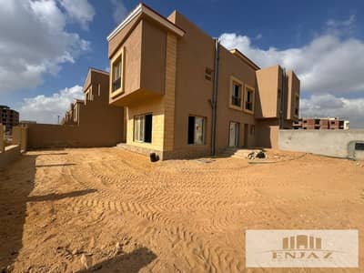 امتلك فيلا بفيو مميز فى كوادرو كمبوند المعادى فيو 300م  فيلا للبيع فى كمبوند المعادى فيو بسعر مميز جدا 300م  على بعد خطوات من اوبن اير مول مدينتى