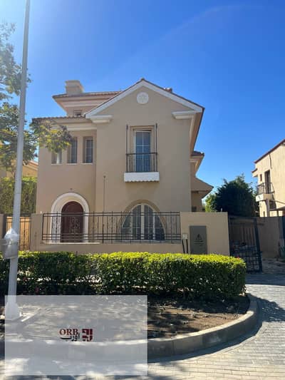 Villa for sale in Hyde Park on a 496 sqm plot with a private 184 sqm garden. The villa features 5 bedrooms, 6 bathrooms, a family living room, and a m