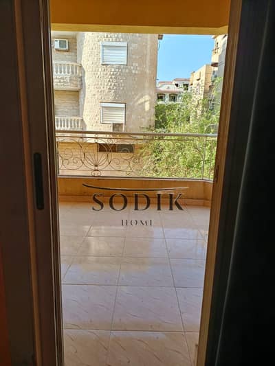 شقة للبيع في مدينة العبور الحي الرابع فيلات أرقى أحياء مدينة العبور حي مميز وراقي بمساحة ممتازة تاني بلكونة بعد الأرضي مساحتها حوالي 209 متر