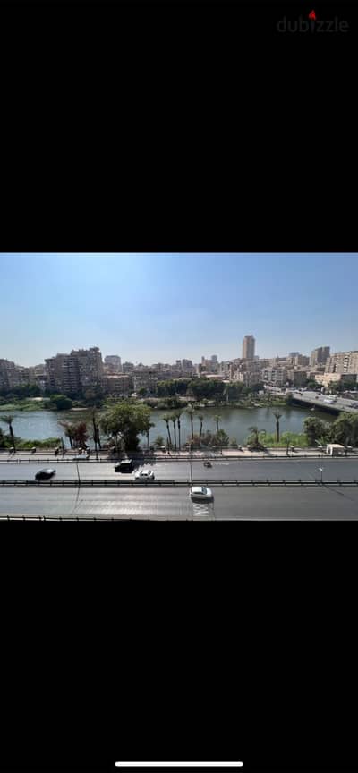 على النيل مباشر كورنيش المنيل شقه مفروشه للايجار تتكون من ثلاث غرف نوم وريسبشن ثلاث قطع اثنين حمام مكيفه بالكامل غاز طبيعي دور ثامن اسانسير فيو ممتع على النيل صف اول خمس سراير