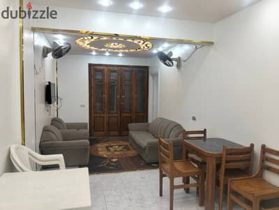 Furnished apartment for annual rent, suitable for a family, newly available for rent. 3 bedrooms, reception, two pieces, kitchen, bathroom, located on the first upper floor. All facilities available: water and electricity in Alexandria, El Alamein, 21st kilometer on Palm Beach, fourth row from the sea, in a very distinguished location.