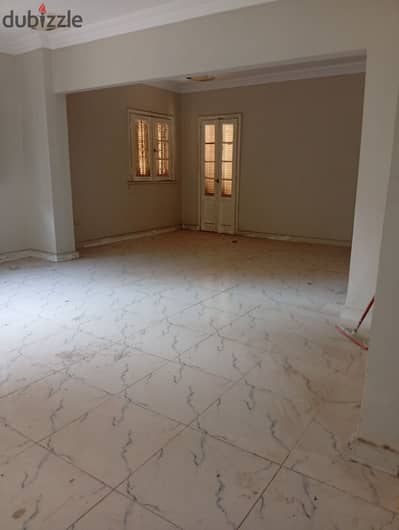 شقة للإيجار سكن لأسرة من شارع النادى الأهلى بالقرب من الخدمات ومصطفى النحاس