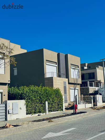 فيلا مستقلة جاهزة للاستلام - مساحه أرض كبيره  للبيع في بالم هيلز القاهرة الجديدة Palm Hills New Cairo