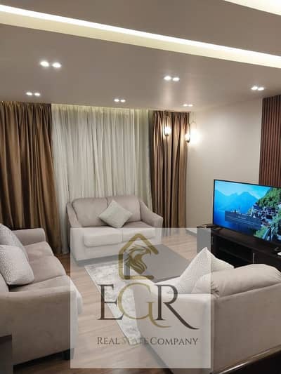 شقة بحالة اول سكن ٣ غرف نوم و٢ حمام منهم غرفه ماستر فرش مودرن وتشطيبات خاصه مكيفه بالكامل ومطبخ اميركان وبها غاز طبيعي دور رابع باسانسير  خطوات من السوق القديم وجميع الخدمات مجموعه ٤
