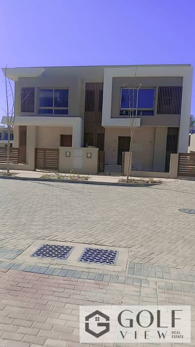 For a quick sale: a 303 m² twin-house villa with a 120 m² garden, comprising a ground floor and first floor in Palm Hills, Al-Alamein—second row from