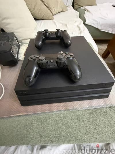 ps4 pro 1Tb حالة فوق الممتازة