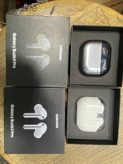 Galaxy Buds 3 Pro White كالجديدةSilver